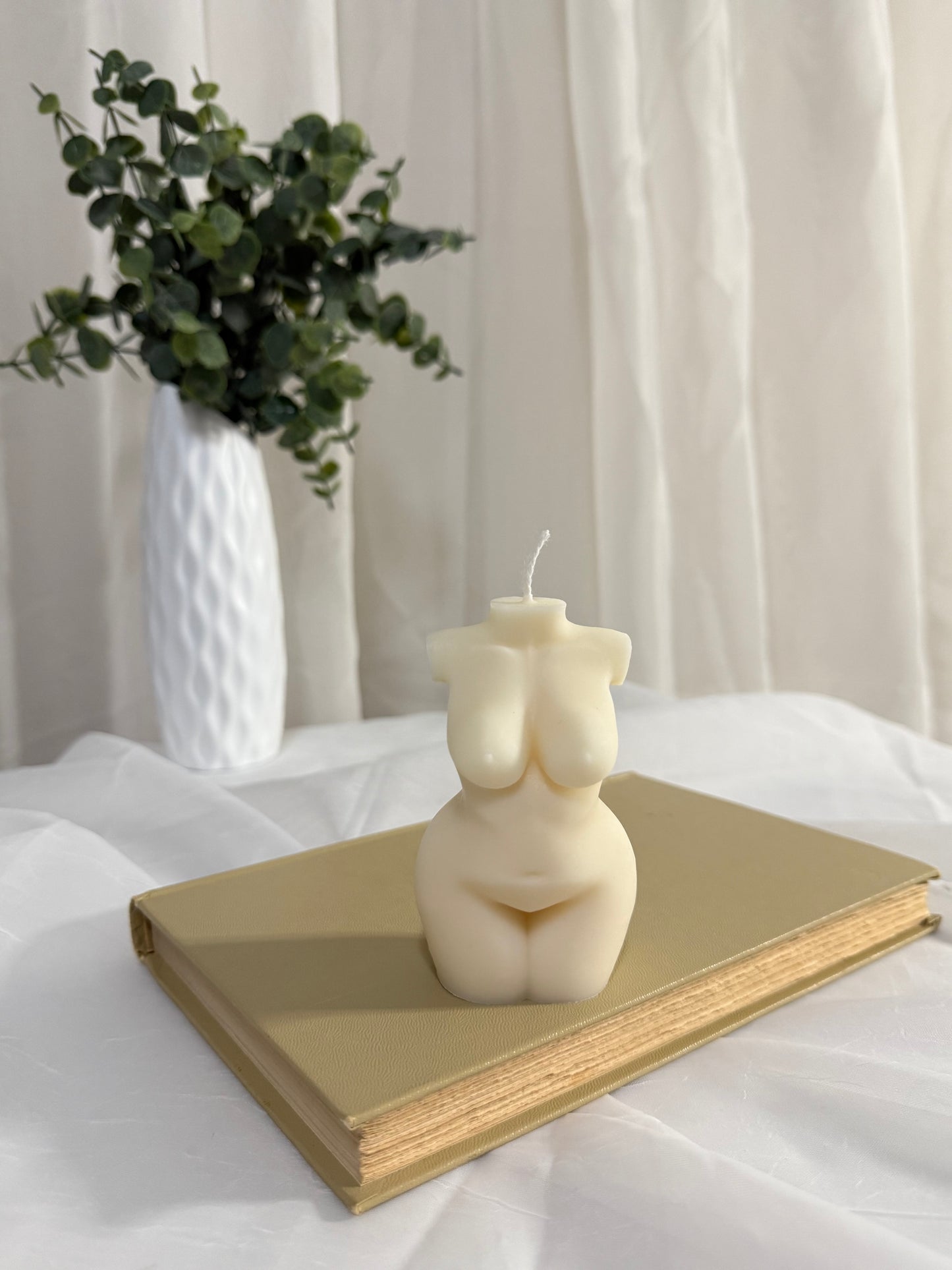 NUDE WOMAN